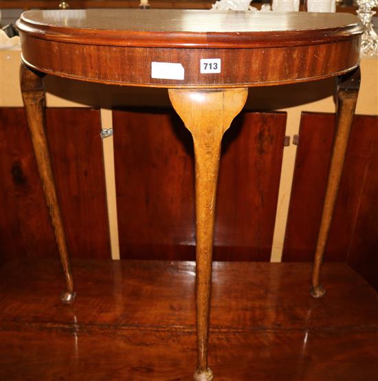 Demi lune table